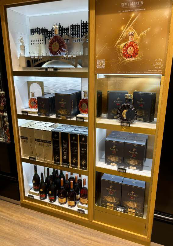 A fully branded Rémy Martin fixture in the same Paris CDG T1 store